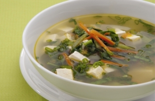 Sopa de vegetales con tofu